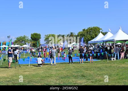 IRVINE, CALIFORNIA - 08 ottobre 2022: I bambini partecipano a una dimostrazione di arti marziali all'Irvine Global Village Festival presso l'Orange County Grea Foto Stock