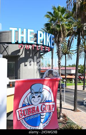 LONG BEACH, CALIFORNIA - 3 OTT 2022: Indicazioni per il Pike Outlets, e Bubba Gump Shrimp Co. Ristorante vicino Shoreline Village. Foto Stock