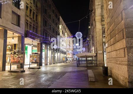 Milano, Italia - 1 dicembre 2020: Luci di natale nel centro di Milano, vicino a Piazza San Babile e al Duomo Foto Stock