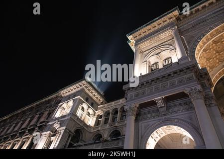 Milano, Italia - 1 dicembre 2020: Vista notturna della galleria Vittorio Emanuele II, vicino al Duomo. La galleria è vuota a causa del blocco imposto dall'IT Foto Stock