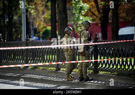 Non esclusiva: KIEV, UCRAINA - 10 OTTOBRE 2022 - pattuglia militare l'area nel centro della città dove il missile russo ha colpito, Kiev, capitale dell'Ucraina. Foto Stock