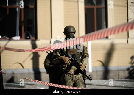 Non esclusiva: KIEV, UCRAINA - 10 OTTOBRE 2022 - pattuglia militare l'area nel centro della città dove il missile russo ha colpito, Kiev, capitale dell'Ucraina. Foto Stock