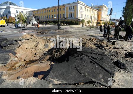 Non esclusiva: KIEV, UCRAINA - 10 OTTOBRE 2022 - cratere di conchiglie a seguito di uno sciopero missilistico russo nel centro di Kiev, capitale dell'Ucraina. Foto Stock