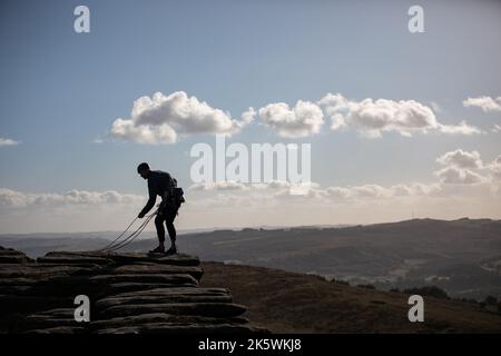 Arrampicata su Stanage Edge, Peak District, Inghilterra. 8th ottobre 2022. Foto Stock