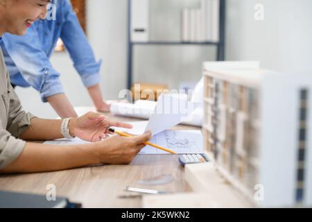 Concetto di consulenza tecnica, due ingegneri femminili sta controllando il progetto di costruzione insieme. Foto Stock