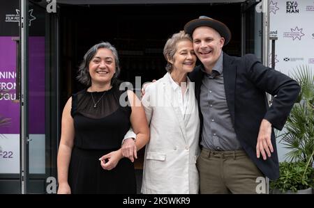 Il produttore Desray Armstrong, l'attore Charlotte Rampling e il regista Matthew Saville in prima assoluta di Juniper, Edinburgh International Film Festival 2022 Foto Stock