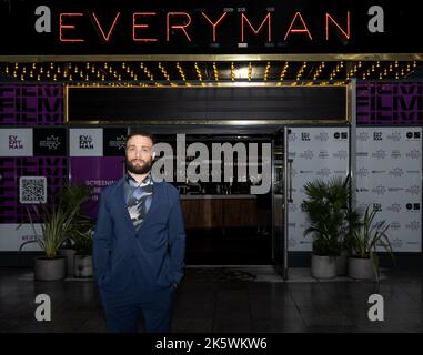 Attore Cosmo Jarvis in anteprima britannica del film IT's in US All, Everyman cinema, Edinburgh International Film Festival 2022 Foto Stock