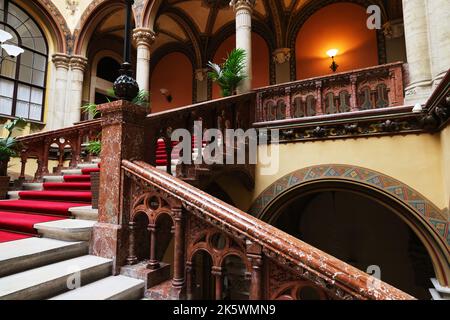 Palais Ferstel, Cafe Central, Wien, im historischen ambiente eines Wiener Cafehauses einen Viaker oder Schwarzen geniessen und in Gedanken schwelgen Foto Stock