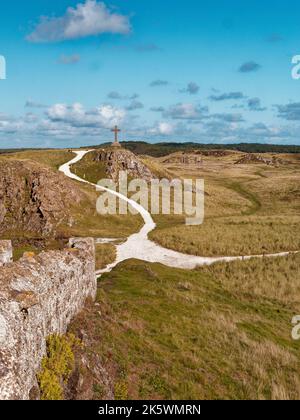 St Dwynwen's Cross, Distant View, Llanddwyn Island, Anglesey, Galles del Nord, Regno Unito Foto Stock