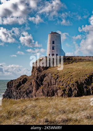 Faro di TWR Mawr sull'isola di Llanddwyn, Anglesey, Galles del Nord. Regno Unito Foto Stock
