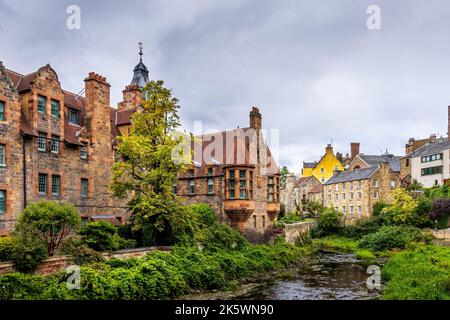 Edifici storici sulle acque di Leith, Dean Village, Edimburgo, Scozia. Foto Stock