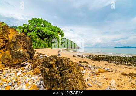 Spiaggia al parco nazionale di Mu Ko Lanta, Thailandia. Vista della splendida spiaggia nel parco naturale tailandese. Sabbia bianca con pietre vicino alla giungla fresca. Tropicale vaca Foto Stock