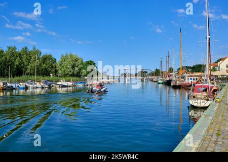 Vista sul porto della città di Greifswald Wieck con lo storico ponte di legno sul fiume Ryck, Meclemburgo-Pomerania occidentale, Germania. Foto Stock