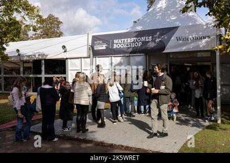 Cheltenham Literature Festival, Gloucestershire. I partecipanti al festival potranno godersi il caldo sole all'interno dei terreni del festival della letteratura. Foto Stock