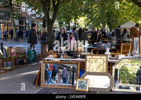 Cheltenham Antique and Vintage Market, lungo la Promenade, il centro di Cheltenham, Gloucestershire. Foto Stock