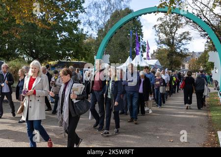 Cheltenham Literature Festival, Gloucestershire. I partecipanti al festival potranno godersi il caldo sole all'interno dei terreni del festival della letteratura. Foto Stock