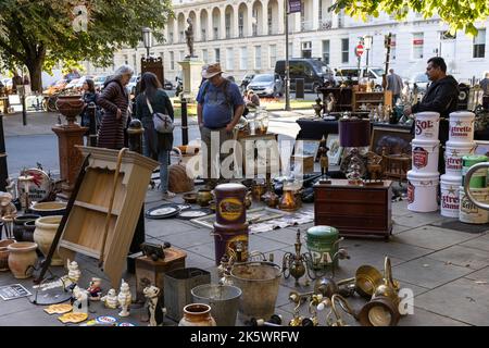 Cheltenham Antique and Vintage Market, lungo la Promenade, il centro di Cheltenham, Gloucestershire. Foto Stock