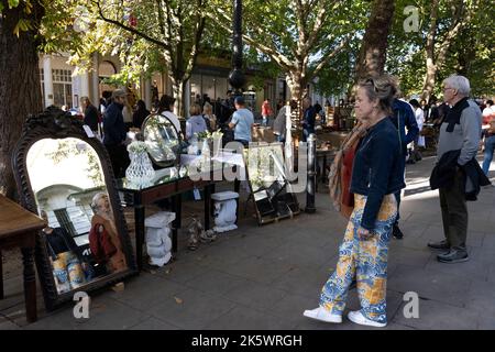 Cheltenham Antique and Vintage Market, lungo la Promenade, il centro di Cheltenham, Gloucestershire. Foto Stock