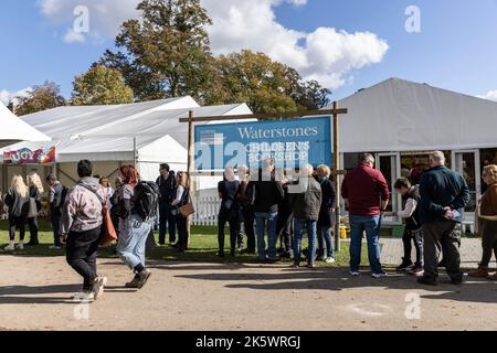 Cheltenham Literature Festival, Gloucestershire. I partecipanti al festival potranno godersi il caldo sole all'interno dei terreni del festival della letteratura. Foto Stock