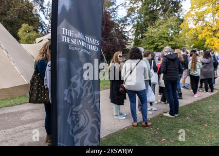 Cheltenham Literature Festival, Gloucestershire. I partecipanti al festival potranno godersi il caldo sole all'interno dei terreni del festival della letteratura. Foto Stock