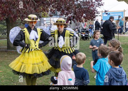 Cheltenham Literature Festival, Gloucestershire. I partecipanti al festival potranno godersi il caldo sole all'interno dei terreni del festival della letteratura. Foto Stock