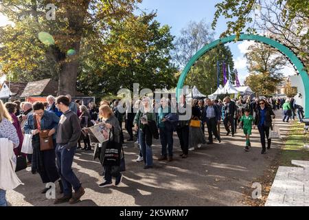 Cheltenham Literature Festival, Gloucestershire. I partecipanti al festival potranno godersi il caldo sole all'interno dei terreni del festival della letteratura. Foto Stock