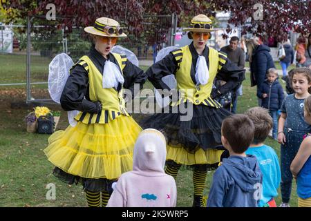 Cheltenham Literature Festival, Gloucestershire. I partecipanti al festival potranno godersi il caldo sole all'interno dei terreni del festival della letteratura. Foto Stock