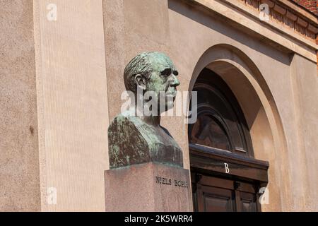 Statua di Niels Bohr presso l'Università di Copenaghen. Fisico danese che ha ricevuto il Premio Nobel per la fisica nel 1922 Copenaghen, Danimarca, agosto 18 Foto Stock