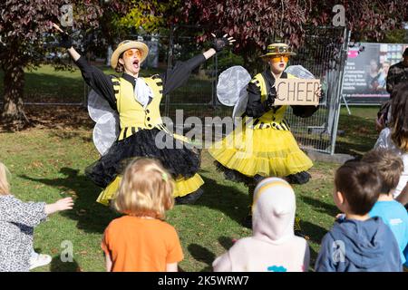 Cheltenham Literature Festival, Gloucestershire. I partecipanti al festival potranno godersi il caldo sole all'interno dei terreni del festival della letteratura. Foto Stock