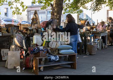 Cheltenham Antique and Vintage Market, lungo la Promenade, il centro di Cheltenham, Gloucestershire. Foto Stock