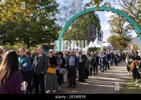 Cheltenham Literature Festival, Gloucestershire. I partecipanti al festival potranno godersi il caldo sole all'interno dei terreni del festival della letteratura. Foto Stock