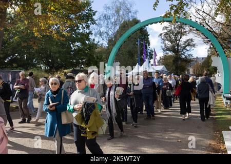 Cheltenham Literature Festival, Gloucestershire. I partecipanti al festival potranno godersi il caldo sole all'interno dei terreni del festival della letteratura. Foto Stock