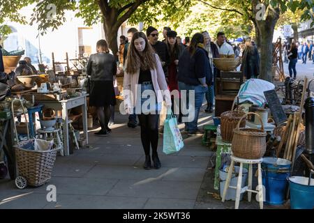 Cheltenham Antique and Vintage Market, lungo la Promenade, il centro di Cheltenham, Gloucestershire. Foto Stock