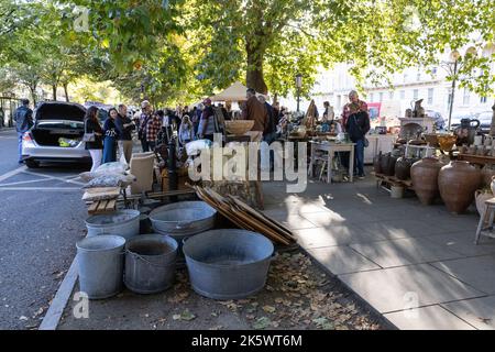 Cheltenham Antique and Vintage Market, lungo la Promenade, il centro di Cheltenham, Gloucestershire. Foto Stock