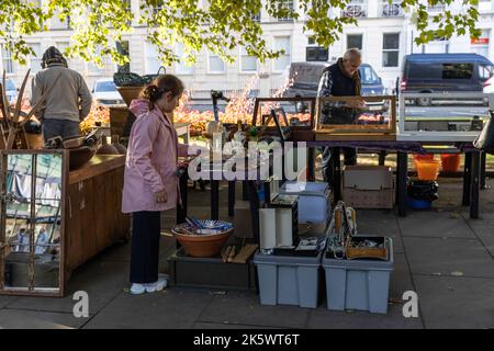 Cheltenham Antique and Vintage Market, lungo la Promenade, il centro di Cheltenham, Gloucestershire. Foto Stock