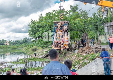 Inquinamento del fiume Ganges i guai aumentano con la conclusione di Durga Idol Immersion Foto Stock