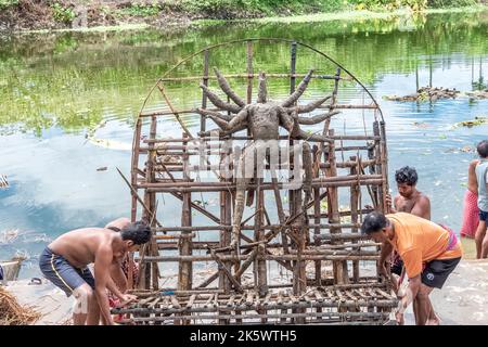 Inquinamento del fiume Ganges i guai aumentano con la conclusione di Durga Idol Immersion Foto Stock