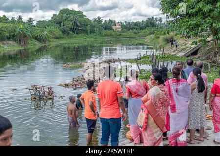 Inquinamento del fiume Ganges i guai aumentano con la conclusione di Durga Idol Immersion Foto Stock