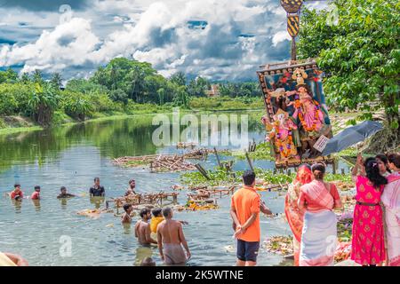 Inquinamento del fiume Ganges i guai aumentano con la conclusione di Durga Idol Immersion Foto Stock