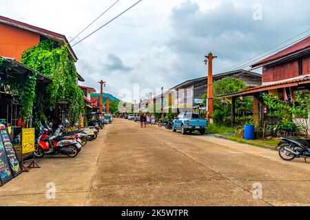 Koh Lanta, Thailandia - 10.11.2019: Strada della città vecchia di Ko Lanta. Strada con piccoli negozi famosi, ristoranti e altri negozi al dettaglio. Storico Foto Stock