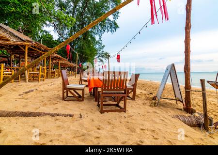 Koh Lanta, Thailandia - 10.11.2019: Vista del tavolo con sedie in tipico Ko Lanta spiaggia ristorante. Famosa destinazione turistica. Foto Stock