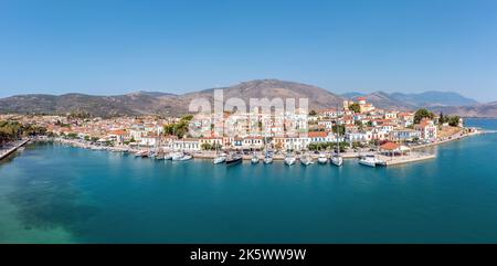 Galaxidi Grecia dall'alto, vista aerea del drone, giorno di sole. Case e barche tradizionali sul lungomare, cielo blu e mare. Foto Stock