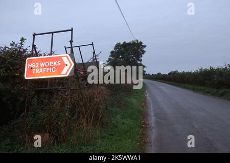 Segnale stradale della rete ferroviaria ad alta velocità HS2. Scalpellatura Warden. Northamptonshire. Inghilterra. Foto Stock