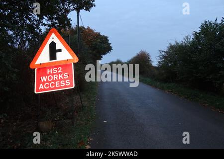 Segnale stradale della rete ferroviaria ad alta velocità HS2. Scalpellatura Warden. Northamptonshire. Inghilterra. Foto Stock