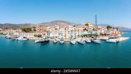 Galaxidi Grecia dall'alto, vista aerea del drone, giorno di sole. Case e barche tradizionali sul lungomare, cielo blu e mare. Foto Stock