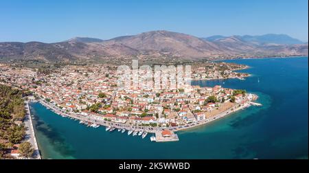 Galaxidi Grecia dall'alto, vista aerea del drone, giorno di sole. Città tradizionale in FOKIDA, case e barche sul lungomare, cielo blu e mare. Foto Stock