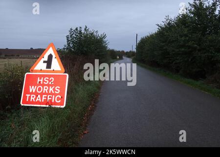 Segnale stradale della rete ferroviaria ad alta velocità HS2. Scalpellatura Warden. Northamptonshire. Inghilterra. Foto Stock