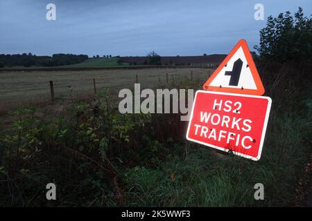 Segnale stradale della rete ferroviaria ad alta velocità HS2. Scalpellatura Warden. Northamptonshire. Inghilterra. Foto Stock