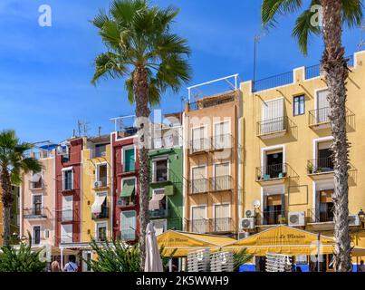 Case distintamente colorate nella città di la Villajoyosa (anche fart la Vila Joiosa) sul Mediterraneo. Conosciuto dagli abitanti del luogo semplicemente come la Vila. Foto Stock