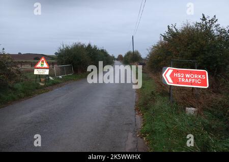 Segnale stradale della rete ferroviaria ad alta velocità HS2. Scalpellatura Warden. Northamptonshire. Inghilterra. Foto Stock